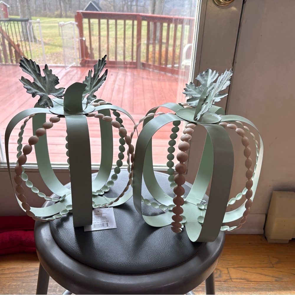 nwt-Fall Holiday frost Green 
Double Metal Pumpkins & Leaf Accents 
Decor - Picture 4 of 8